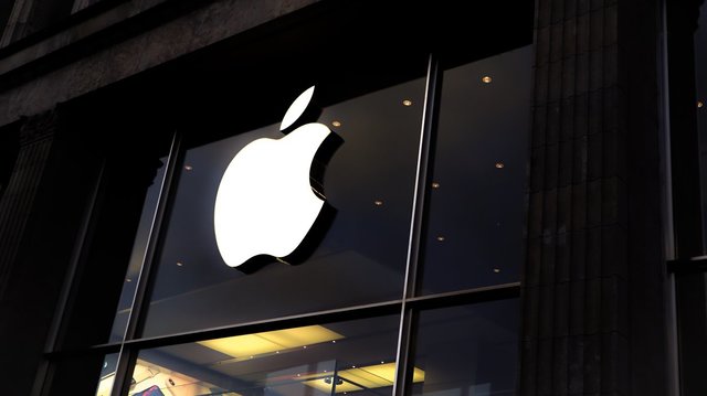 „Apple“ tapo brangiausia įmone istorijoje: rinkos vertė pasiekė tris trilijonus dolerių