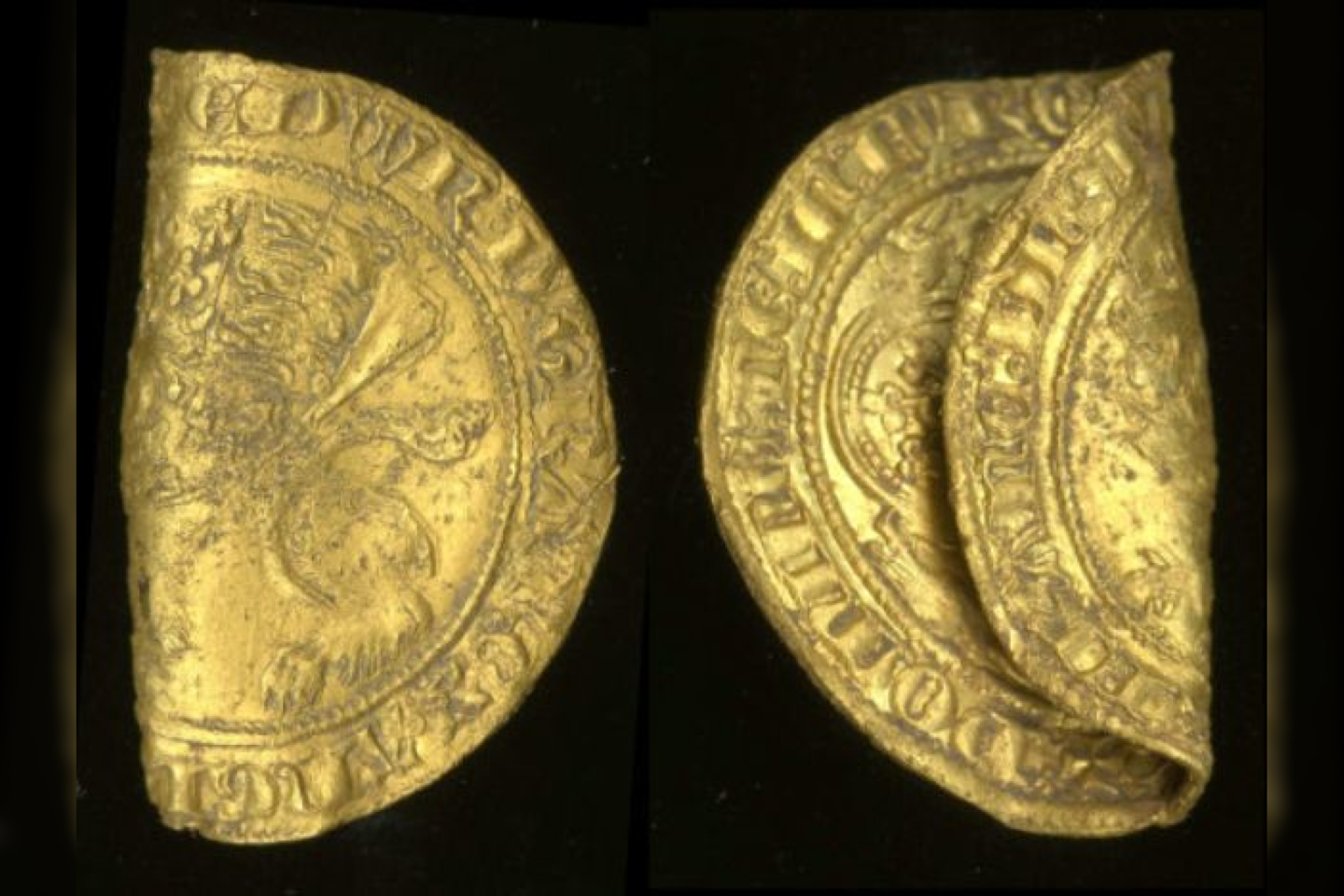 Metalo detektoriaus savininkas Anglijoje atrado dvi retas auksines monetas, kurios datuojamos XIV amžiaus viduriu.<br>Britų muziejaus nuotr.