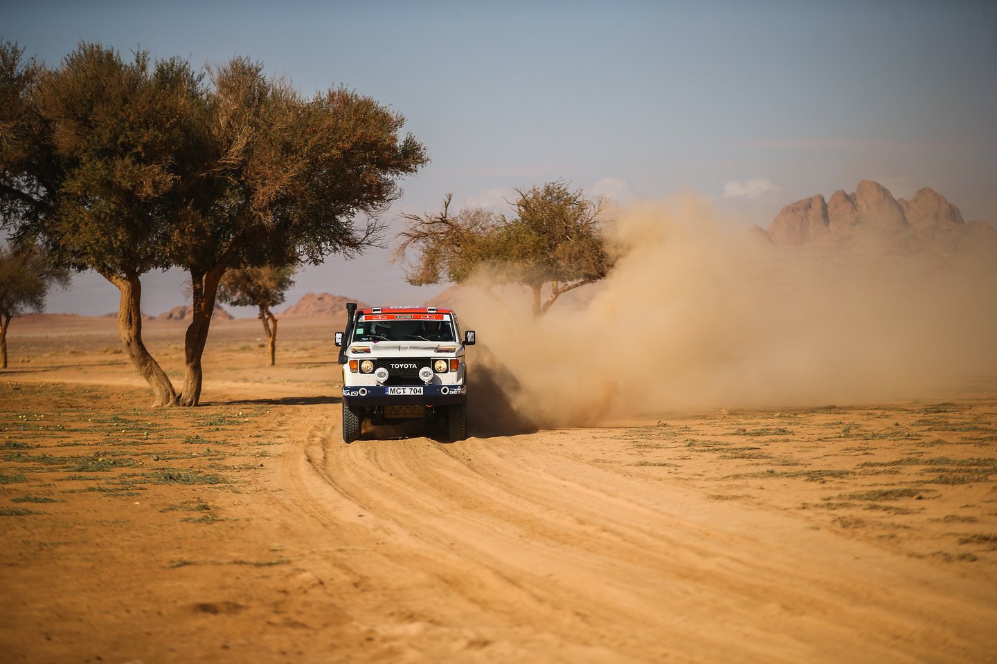 Antradienį Dakaro maratono etapą sėkmingai pasiekė „Dakar Classic“ įskaitoje dalyvaujantiis „Heston Airlines“ ekipažas.<br>Pranešėjų spaudai nuotr.