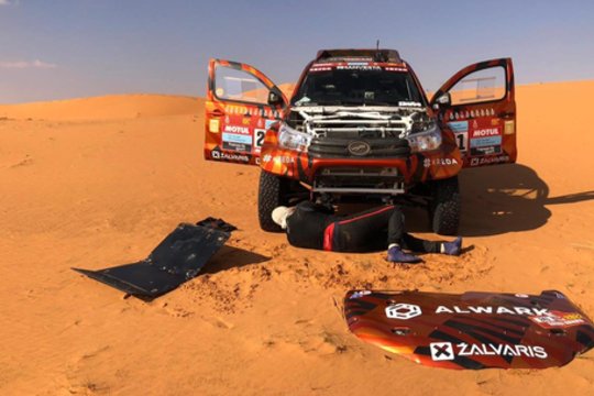 A. Juknevičius trečiajame ruože susidūrę su iššūkiu: teko stoti trasoje tvarkyti gedimą