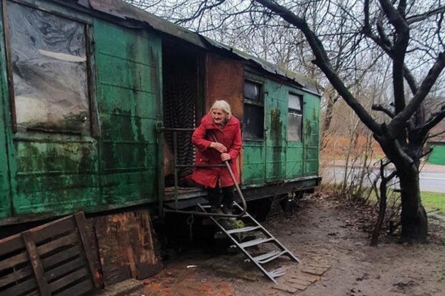  SITUACIJA. Vieniša 90 metų senolė jau daug metų gyvena vagonėlyje Joniškės g. antisanitarinėmis sąlygomis ir niekas neranda būdų pasirūpinti jos gyvenimo kokybe.<br> M.Andrijanovo nuotr. 
