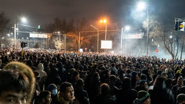 Protestai Kazachstane virto riaušėmis: gatvėse girdėti sprogimai, vyko susirėmimai su pareigūnais