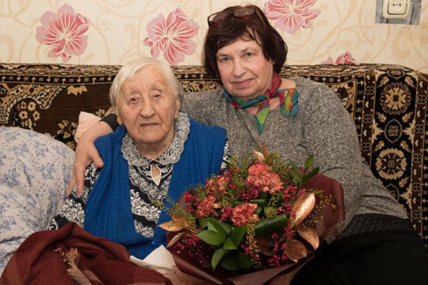  Šimtametė Stanislava Navickienė sako, kad jai nieko neskauda, kad yra sveika. Ją prižiūrinti 74 metų dukra Stefa Stanevičienė prisimena, kaip smagu buvo augti 8 vaikų šeimoje.<br> V.Jurevičienės nuotr.