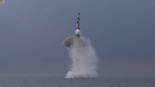 Įtariama, kad Šiaurės Korėja paleido balistinę raketą į jūrą: nacionalinio saugumo tarnyba išreiškė susirūpinimą
