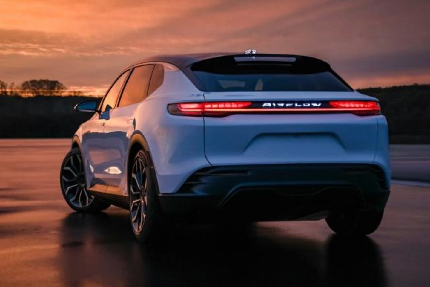 Spėjama, kad taip atrodys koncepcinis „Chrysler Airflow“ automobilis – elektrinis „Stellantis“ markės krosoverinis visureigis.<br>cnn.com. nuotr.