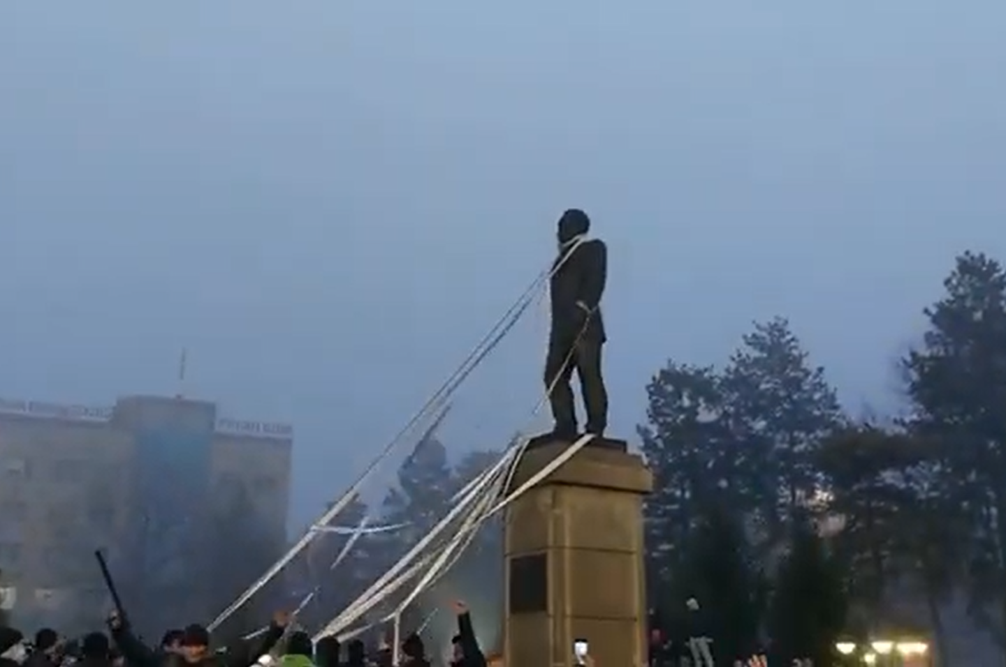 Taldykorgano mieste verčiama N. Nazarbayevo statula.<br>„Twitter“ nuotr.