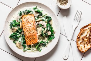 Lašiša špinatų ir pievagrybių padaže: greita, paprasta, sotu ir tikrai gardu