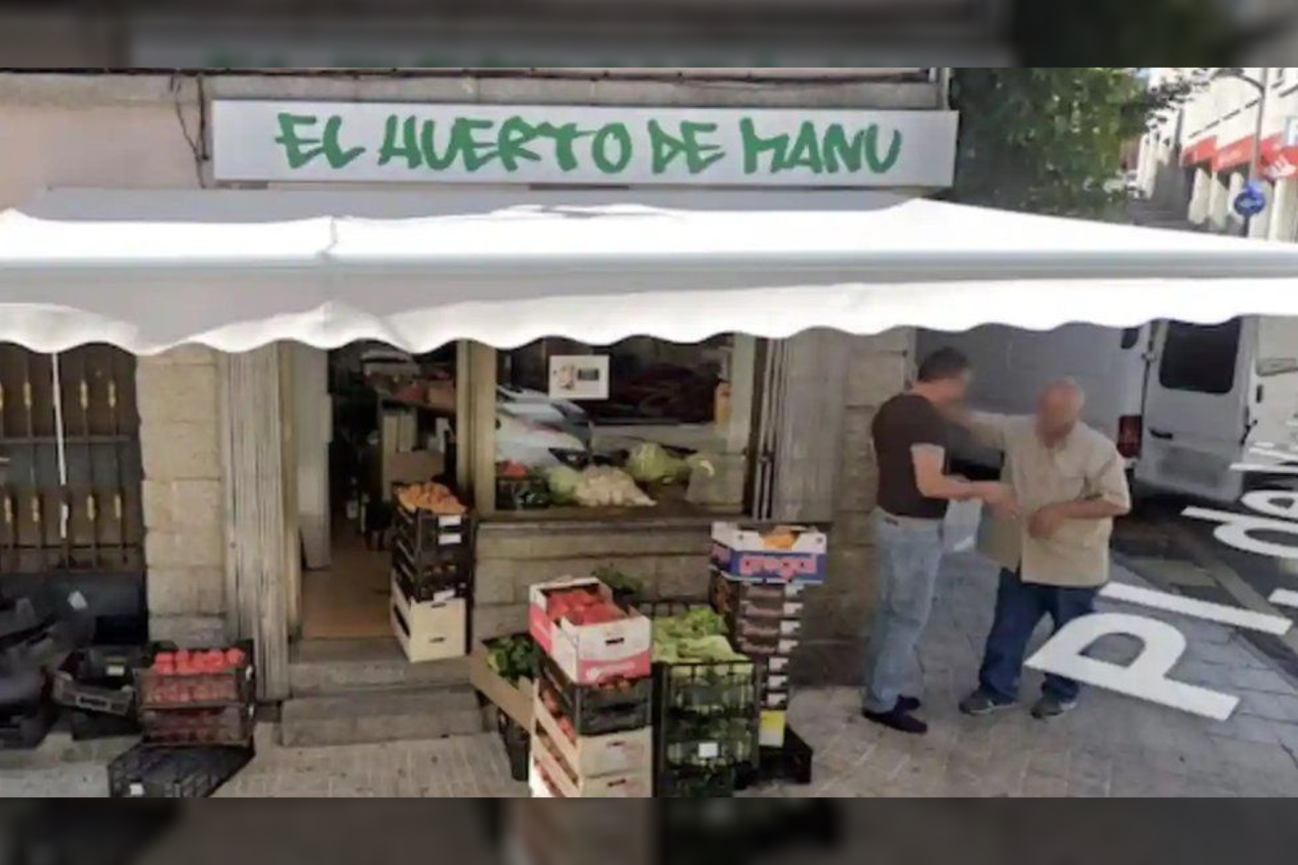  "Google Street View" nuotraukoje vyras, panašus į Gammino (dešinėje), stovi prie maisto prekių parduotuvės.<br>  „Google“ nuotr.