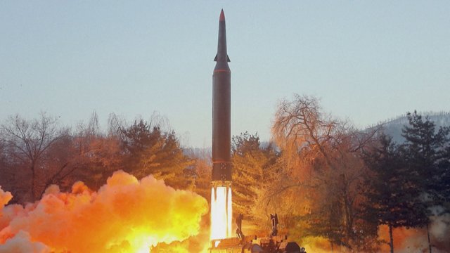 Šiaurės Korėja teigia išbandžiusi hipergarsinę raketą: vienas po kito atlikti paleidimai buvo sėkmingi