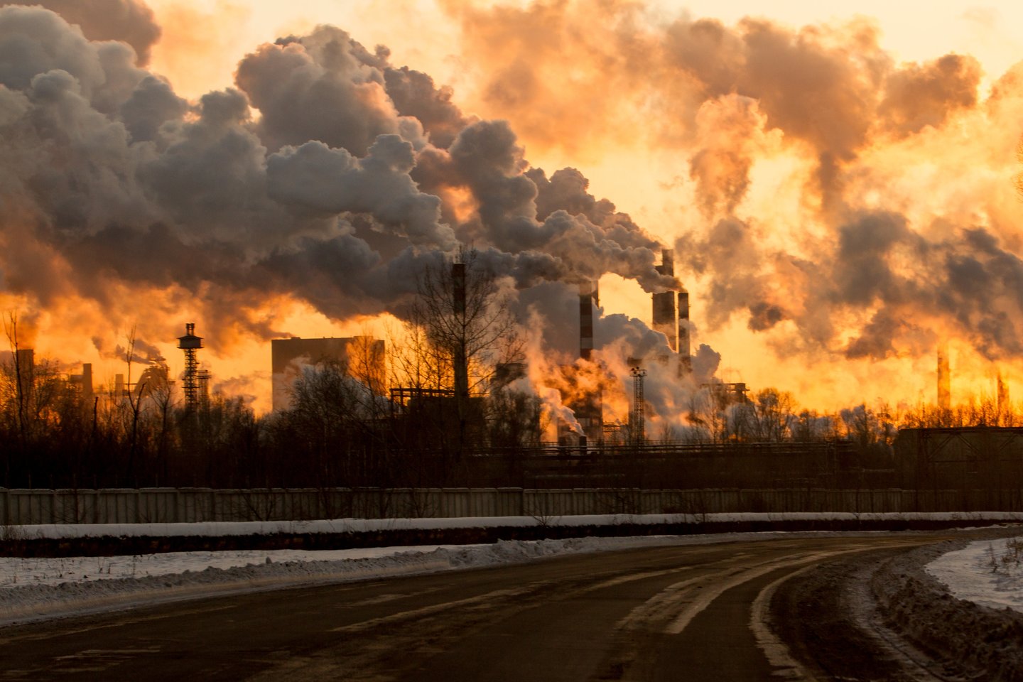  Rūkstantys elektrinių ir įvairių pramoninių gamyklų kaminai mums primena, kad aplinką teršiame labiau, nei turėtume.<br> 123rf nuotr.