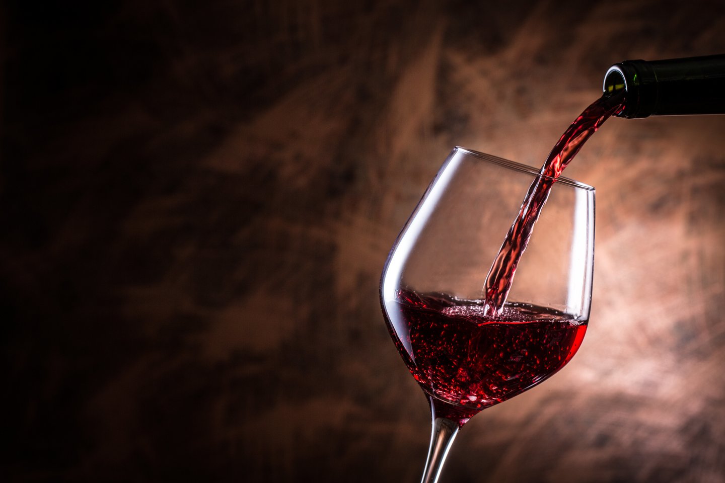 Raudonas vynas, alkoholis.<br>123rf iliustr.