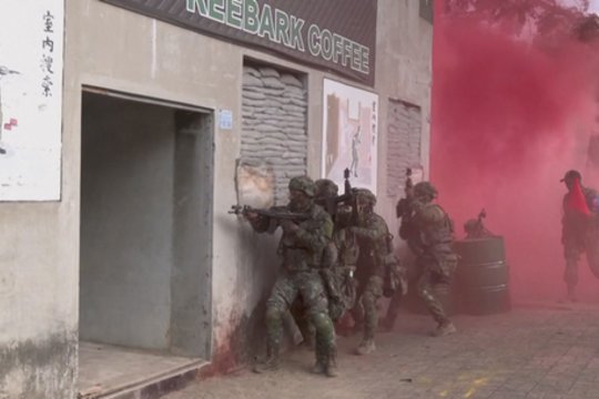 Taivane surengtos karo scenarijų imituojančios  pratybos: siekia parodyti karinį pasirengimą