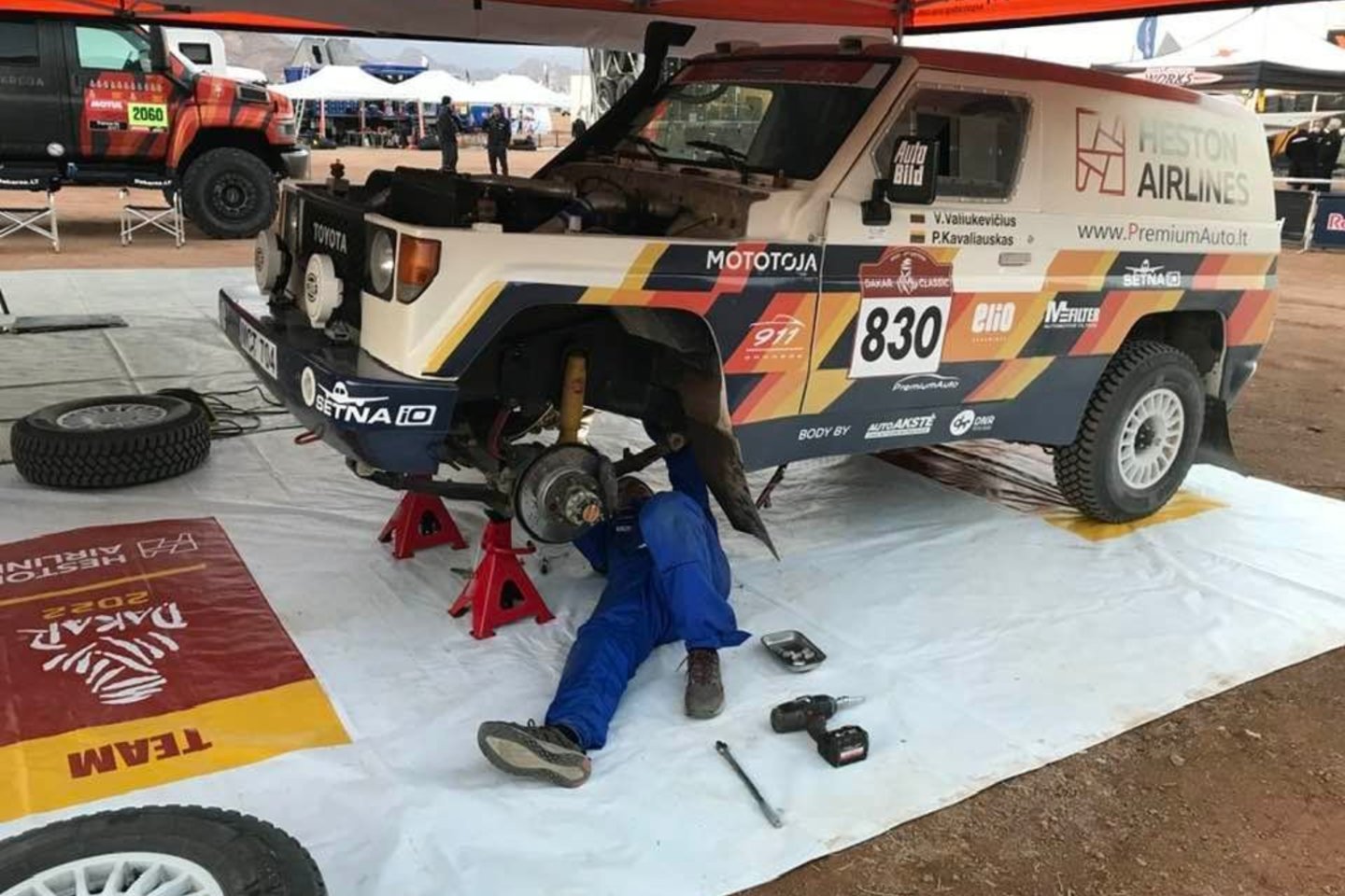 Ketvirtadienį Dakaro lenktynės anksčiau nei planuota baigėsi lengvųjų „klasikinių“ automobilių klasėje važiuojantiems Valdui Valiukevičiui ir Pauliui Kavaliauskui.<br>V.Valiukevičiaus feisbuko nuotr.