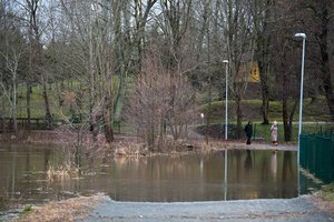 Ekstremali situacija dėl taršos Danės upėje dar vis neatšaukta: gyventojai skundžiasi ir prasidėjusiu poplūdžiu