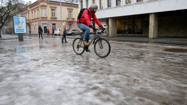 Sinoptikai: temperatūra kris, drėgnus kelių ir šaligatvių ruožus vėl sukaustys plikledis