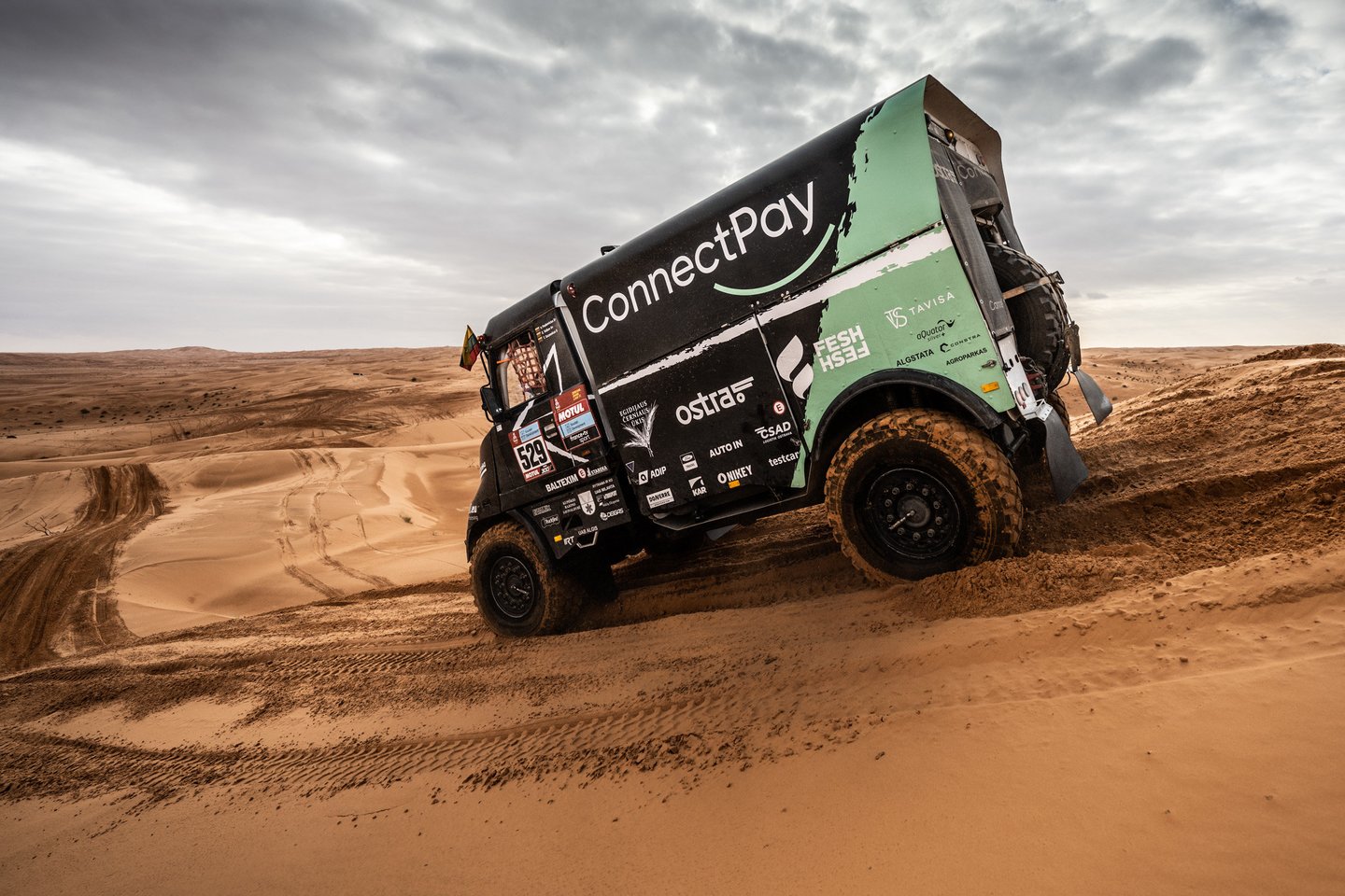 Penktoji Dakaro diena ir vėl pakankamai sklandžiai klostėsi sunkvežimių klasės debiutantams – „ConnectPay Racing“ komandai.<br>„ConnectPay Racing“ komandos nuotr.