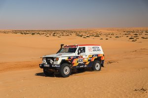 Dakaro „klasikoje“ dramų nestinga: automobiliai klimpsta, genda, verčiasi trasoje, o jų pilotus gelbsti medikų sraigtasparniai