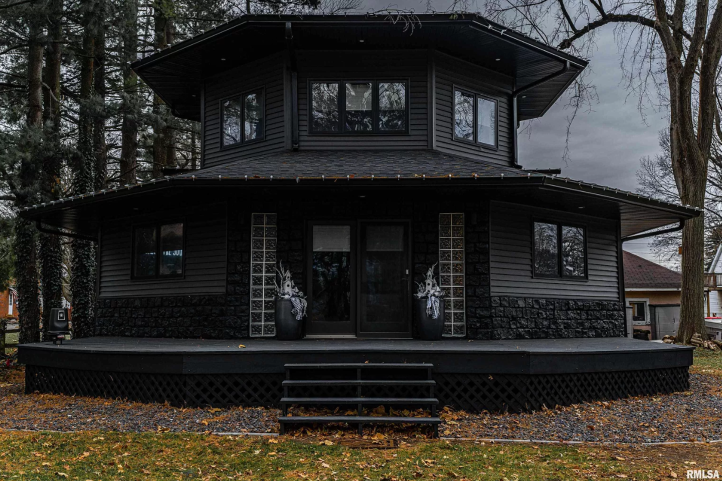 Renovuodamas namą Linkolne, Ilinojaus valstijoje, savininkas nusprendė jį patobulinti – nudažė juodai.<br>www.zillow.com nuotr.