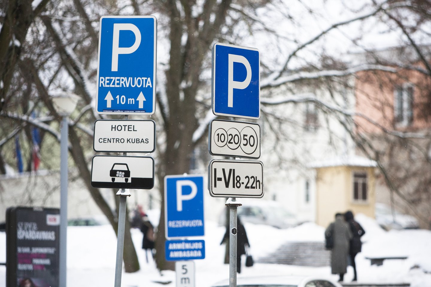 Nuo sausio 1 d. Klaipėdoje oficialiai išsiplėtė mokamo parkavimo teritorija į šiaurę ir pietus nuo miesto centro.<br>J.Stacevičiaus nuotr.