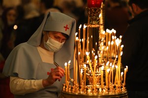 Tvyrant susirūpinimui dėl koronaviruso, pasaulio stačiatikiai švenčia Kalėdas