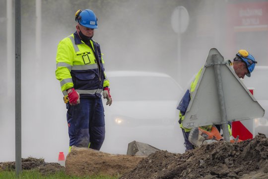 Darbuotojų trūkumas verslus varo į neviltį: vienintelė išeitis – keltis į Lenkiją?