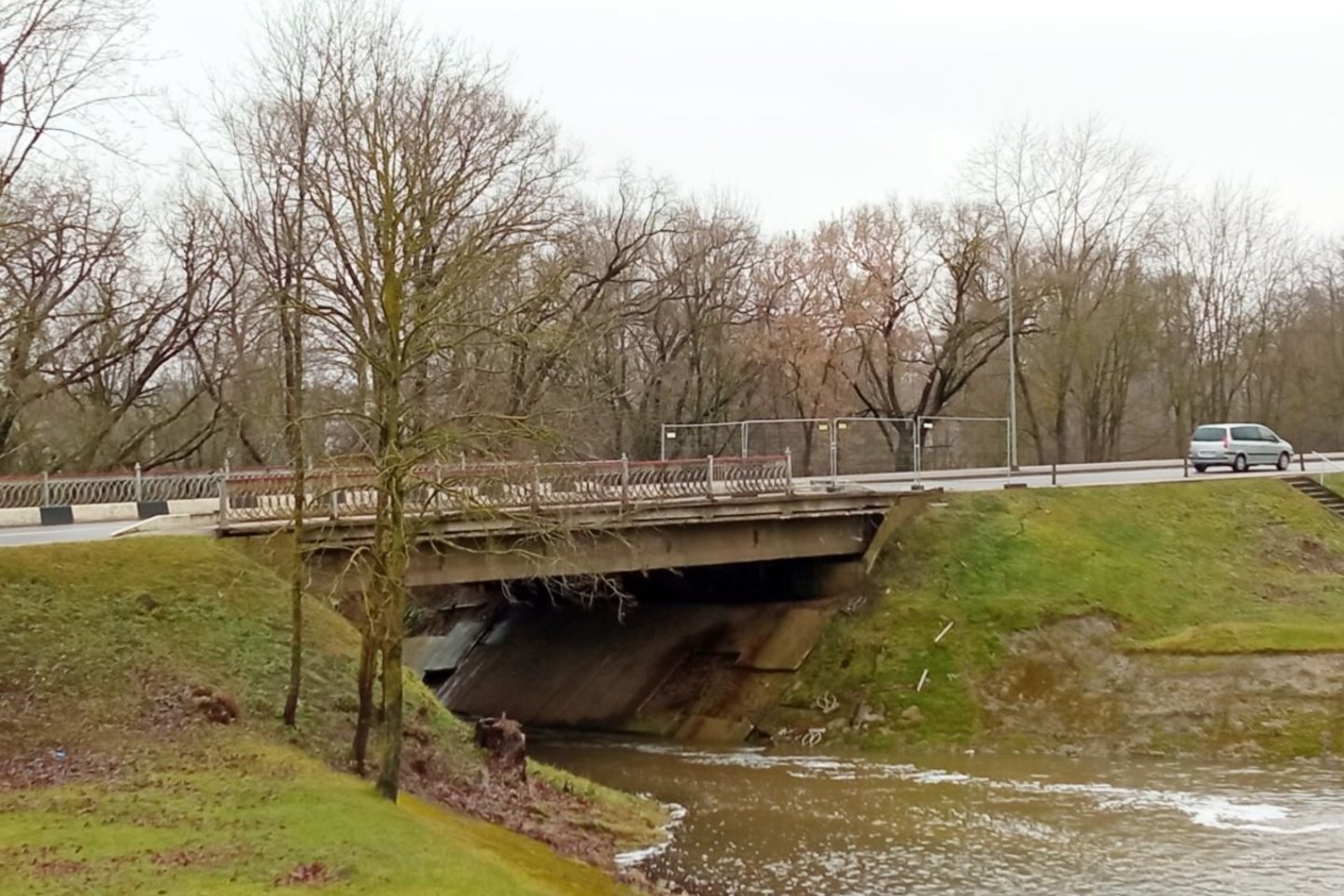 Prieš keletą dienų ėmė byrėti dar vienas Kėdainių mieste esantis tiltas – šį kartą virto per Dotnuvėlės upelį nutiesto tilto turėklai.<br>D.Kuprijanovo nuotr.