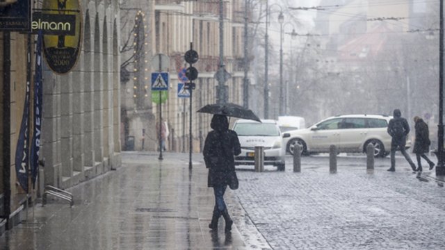 Sinoptikai apie savaitgalio orus: sulauksime sniego, vietomis bus slidu