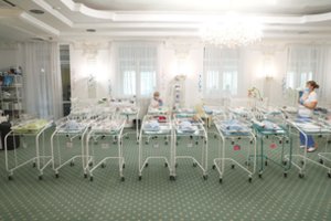 Surogatinė motina pagimdė kūdikį, bet jį užsakę tėvai priėmė nežmonišką sprendimą