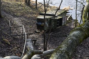 Apsaugotas neregėtomis spynomis griozdas Neries pakrantėje apaugo spėlionėmis