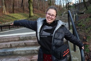 Studentė tapo miesto durininke – svečius vedžios Kauno laiptais