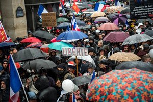 Prancūzijoje daugiau nei 100 tūkst. žmonių protestavo prieš reikalavimus skiepytis