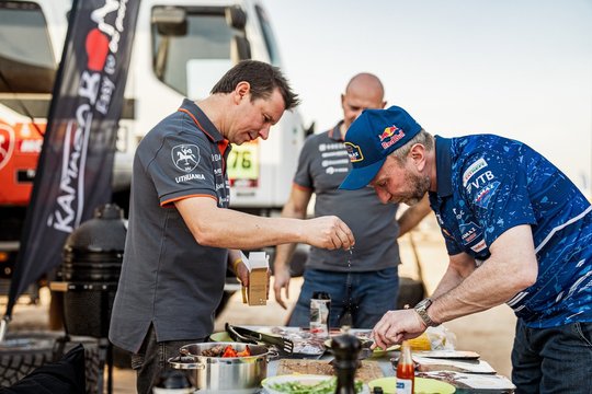 Antanas Juknevičius vienai dienai tapo grill šefu – kepsnių skonis sužavėjo ir Dakaro čempioną