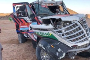 Panašiai kaip ir B. Vanagas – olando sunkvežimis pašokinėjo ant kelių kalnelių, vertėsi ir nepataisomai sudužo