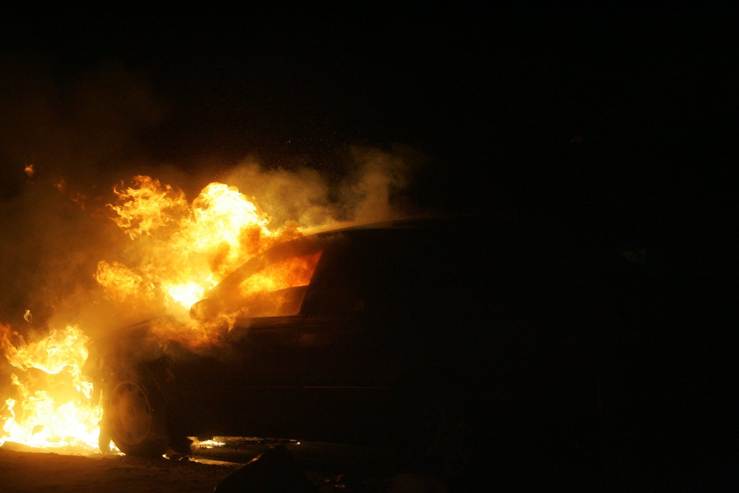 Sekmadienį naktį Varėnoje užsiliepsnojo automobilis. Pareigūnai įtaria padegimą.<br>A.Barzdžiaus asociatyvi nuotr.