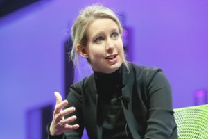 JAV startuolio skrydis baigėsi teismo suole: E. Holmes gali grėsti 80 metų kalėjimo