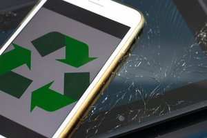 Kaip perdirbami telefonai: nuo atsuktuvo iki lydymo krosnies