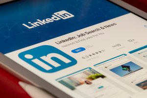 Kaip patraukti „LinkedIn“ algoritmo dėmesį ir būti pastebėtam darbdavių?
