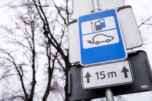 Naujuose daugiabučiuose patogiau jausis elektromobilių savininkai: atskleidė, kokių privalumų jie turės