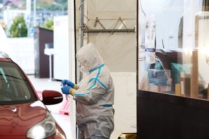 COVID-19 kreivė ir toliau laikosi aukštai: Lietuvoje – 2680 naujų koronaviruso atvejų, mirė 9 asmenys