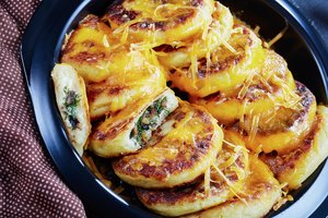 Virtų bulvių blyneliai su grybais ir sūriu: kai norisi ko nors paprasto ir gardaus