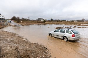 Tragikomedija: Vilniaus rajono gyventojams paskutinę atkarpą iki namų tenka įveikti valtele arba išdrįsti plaukti automobiliu