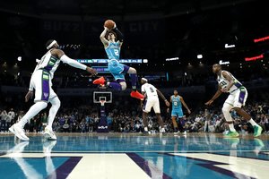 Pergalingas LaMelo Ballo metimas tapo skaudžiu dūriu NBA čempionams