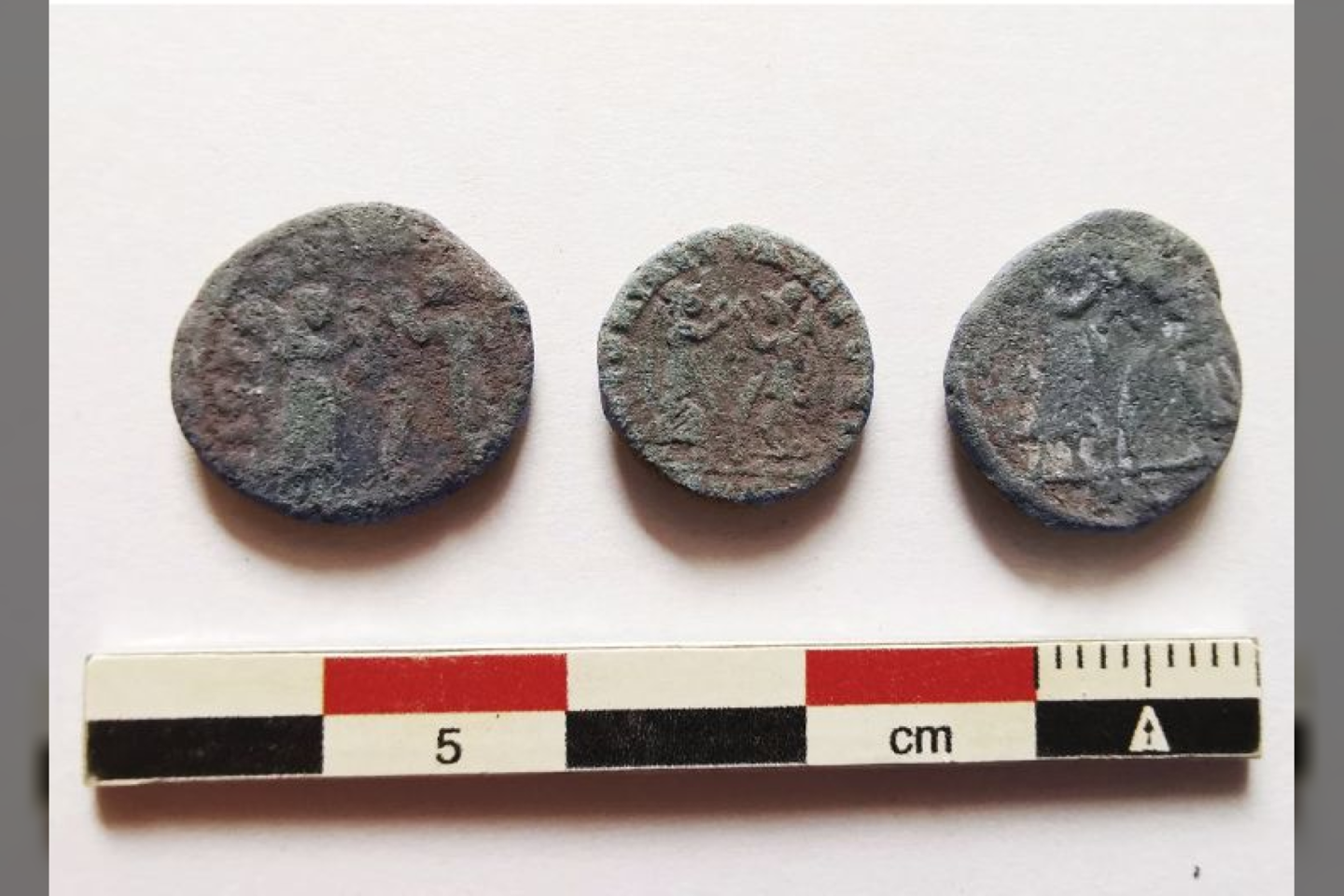  Monetų nr. 134, 135 ir 136 reversas (nukaltos valdant Konstanui arba Konstancijui II 342-348 m.). <br> Madrido Autonominio universiteto nuotr.