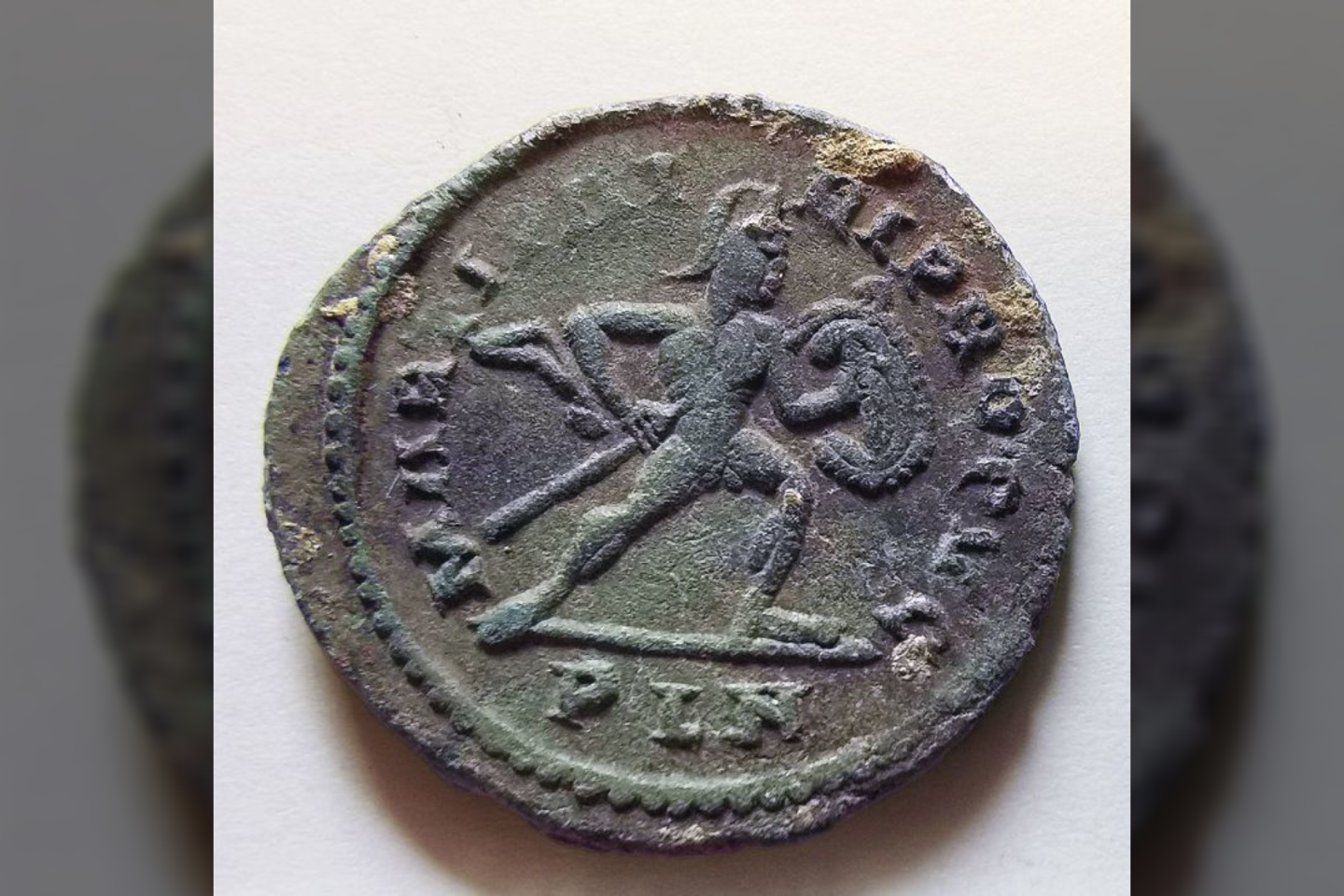  Monetos  nr. 131. reversas. Konstantino foliantas, nukaldintas Londine (Londone), vienintelė tokios kilmės moneta visame lobyje. <br> Madrido Autonominio universiteto nuotr.