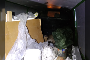 Sumedžiotas stirnas bandė paslėpti po buitinėmis atliekomis: sulaikytiems asmenims gresia ir laisvės atėmimas