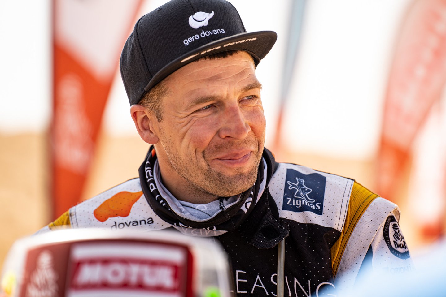 Motociklininkas Arūnas Gelažninkas po finišo pasakoja padaręs keletą apmaudžių klaidų.<br>„OrionDakarteam“ nuotr.