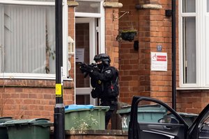 Specialiųjų pajėgų ir namuose įkaitu mažametį sūnų laikančio vyro akistata tęsiasi trečią dieną