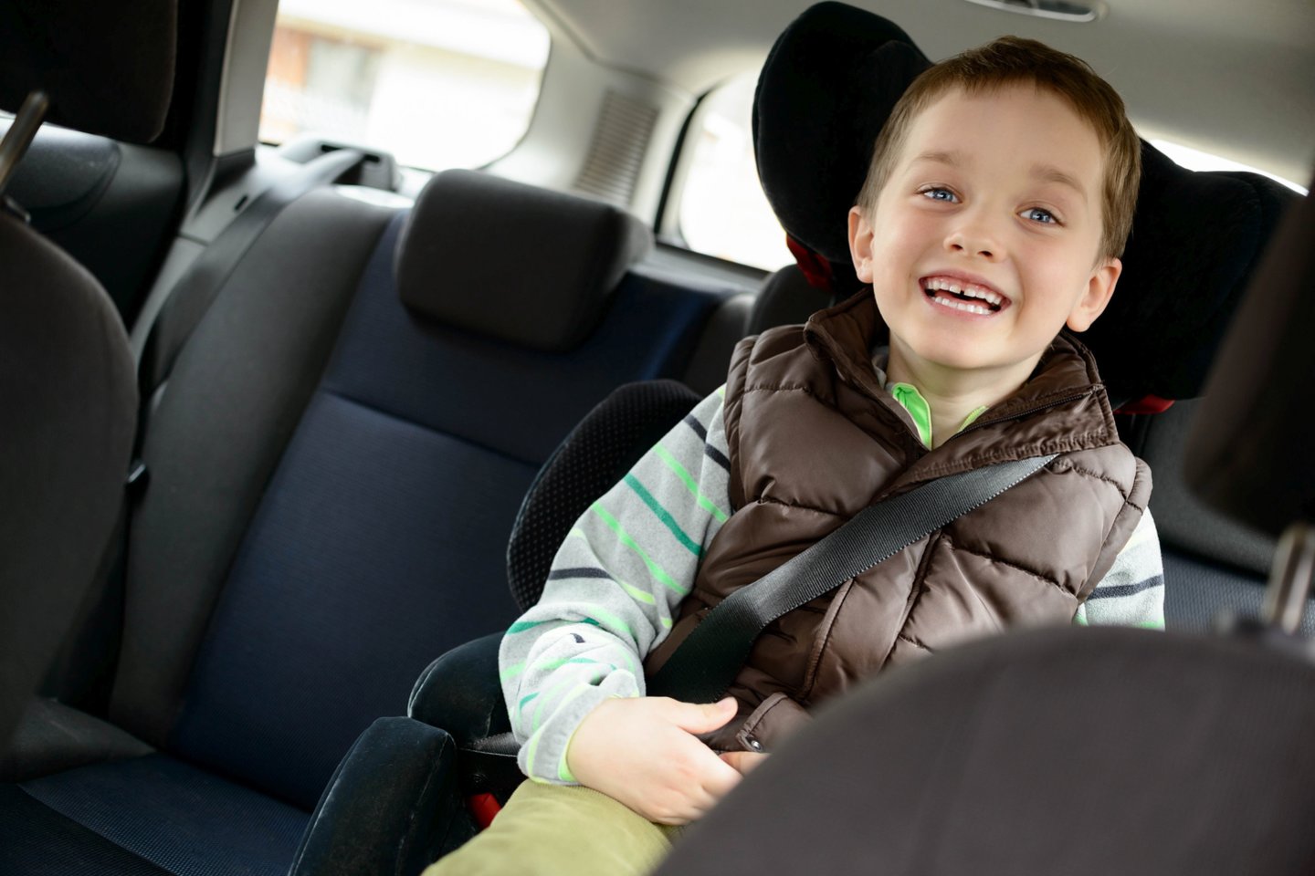 Net ir ilgiausia automobilių spūstis išsisklaidys greičiau, jei tėvai kartu su vaikais laiką automobilyje leis žaisdami kartu.<br>123rf nuotr.
