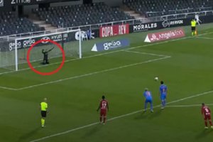 Keisčiausias bandymas atremti baudinį: „Valencia“ vartininkas klūpojo ant vartų linijos