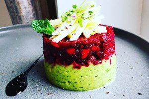 Burokėlių ir avokadų bokšteliai: gardus ir sveikas užkandis, kuris pasotins, bet neapsunkins